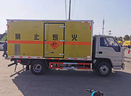 景泰爆破器材运输车工人安全操作规范与智能技术保障